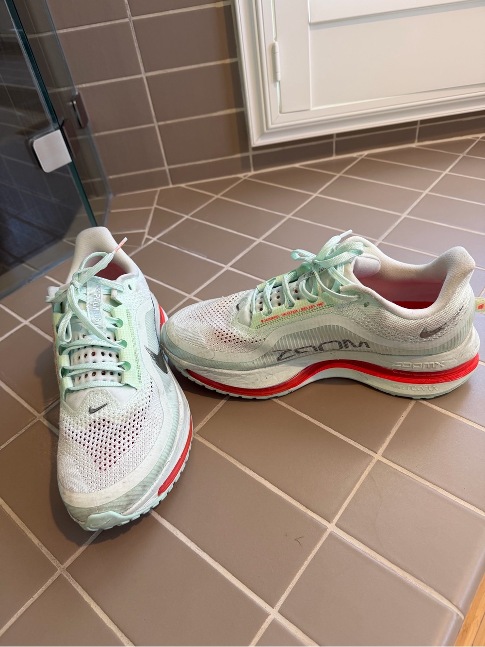 Nike Mint Green and White Men's Athletic Running Shoes - Picture 4 of 6
